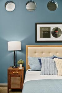 Retro Music Flat, 2BR, FREE Valet, Gym, Pool, Downtown Dallas