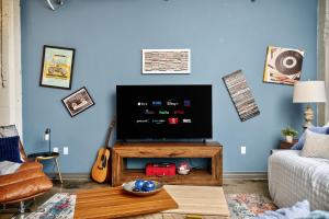 Retro Music Flat, 2BR, FREE Valet, Gym, Pool, Downtown Dallas