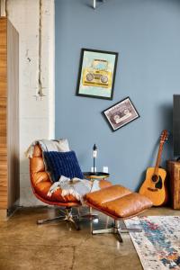 Retro Music Flat, 2BR, FREE Valet, Gym, Pool, Downtown Dallas