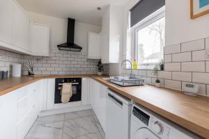 Free Parking - 4 Bedroom House