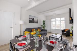 Free Parking - 4 Bedroom House