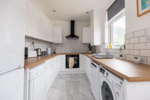 Free Parking - 4 Bedroom House