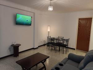 Apartamento Remodelado y Equipado con 2 Habitaciones ubicado en la mejor zona de la Avenida Fuerzas Armadas en el Centro de Caracas