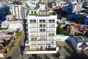 Beautiful apartment just 1 block from the beach