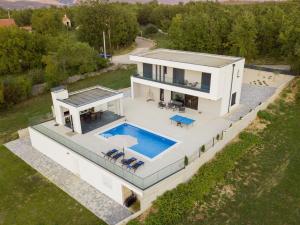 Holiday Home Oasis for You with Heated Pool