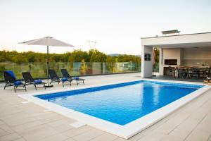 Holiday Home Oasis for You with Heated Pool