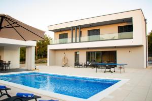 Holiday Home Oasis for You with Heated Pool