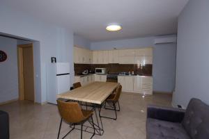 Rooftop 3BR Apartment with Hot Tub, Pool and Parking