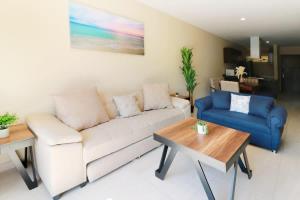 Beautiful apartment 1 block from the beach