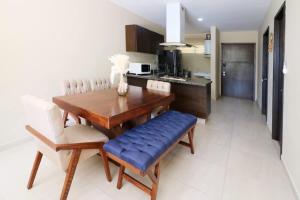 Beautiful apartment 1 block from the beach