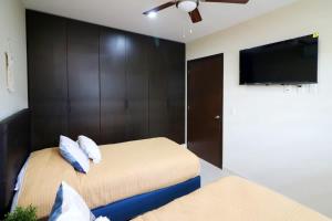 Beautiful apartment 1 block from the beach