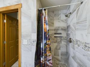 Modern Comfort Suite B - Heart of Downtown