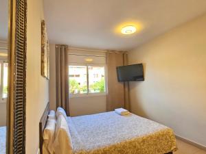 Comfortable apartment with a swimming pool, 250m to the sea.