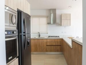 Home with Pool 3 Minutes away from the beach