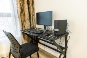 Luxury Modern 3BR Apartment Near Airport Fast Wi-Fi PS4 Workstation