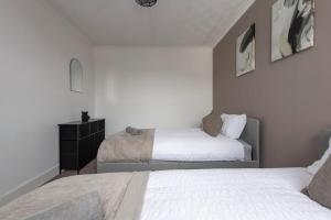 Specious 3 Bedroom House with Parking and Fast Wifi