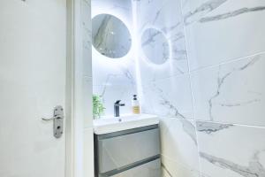 Central 2 beds APT with FREE parking, Sleeps 6