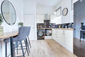 Central 2 beds APT with FREE parking, Sleeps 6