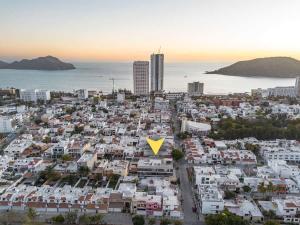 Lovely apartment with pool 4 blocks from the beach