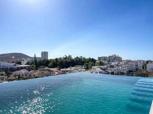 Lovely apartment with pool 4 blocks from the beach