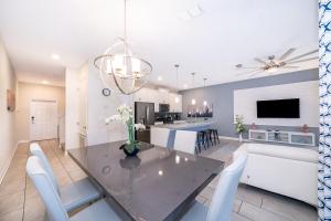 4833NF TOWNHOUSE 4 BEDROOMS & 3 BATHROOMS + POOL