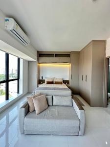 Tropical Executive Flat