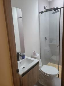 Hospedaje la Esmeralda parque Simon Bolivar, vive claro, hospital Universitario