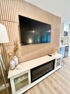 Low Tide Suite - Modern, Oceanside Suite with King Bed, Resort Pool & Hot Tub