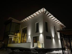 Luxury Riverside Villa w Magnificent River Views