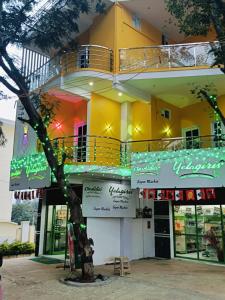 Pure Vegeterian 2BHK Private Guest House - Air Cnditioned - WiFi - Full Kitchen - No Alcohol Zone - Hilltop Heaven