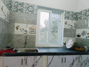 Pure Vegeterian 1BHK Private Guest House - Air Cnditioned - WiFi - Full Kitchen - No Alcohol Zone - Hilltop Heaven