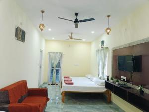 Pure Vegeterian 1BHK Private Guest House - Air Cnditioned - WiFi - Full Kitchen - No Alcohol Zone - Hilltop Heaven