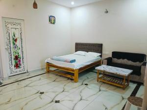 Pure Vegeterian 1BHK Private Guest House - Air Cnditioned - WiFi - Full Kitchen - No Alcohol Zone - Hilltop Heaven