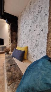 Le charme de Vannes à vos pieds - murs en pierre