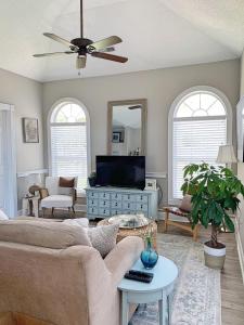 Bright Myrtlewood Condo - One Mile to Beach and Broadway with Pools and Golf