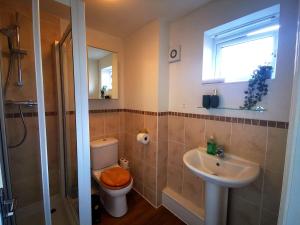 Comfortable 5 Bed Sleeps 5 Free Parking