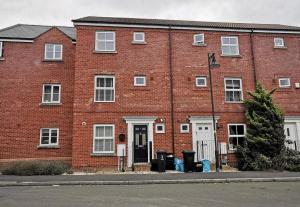 Comfortable 5 Bed Sleeps 5 Free Parking