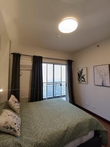 Heaven45 - 2BR Spacious Condo with City View and Netflix near NAIA, MOA, Makati and Manila 4-6pax