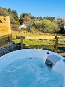 The Summer House - Tiny Home with Hot Tub