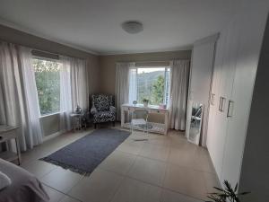 Large room in quiet north facing suburb