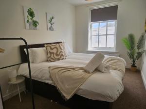 2 Bed Apartment in Brighton with Side Sea View