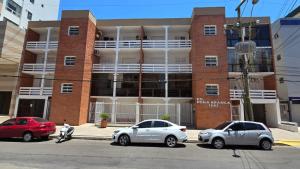 Com churrasqueira, garagem, sacada 1 quadra do mar