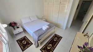 Com churrasqueira, garagem, sacada 1 quadra do mar