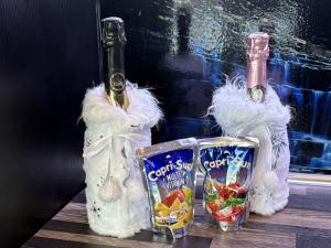 Moderni perhehuvila ulkoporealtaalla