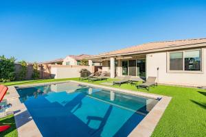 The One Glendale Pool & Spa State Farm