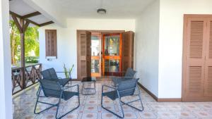 Spacious Seafront Villa with seaview terrace and beach access