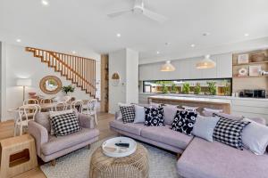 Barwon Heads Pool Retreat Brand New with Heated Pool 5 bedroom 3bath Lift Sleeps 10 Aircon Heating Fireplace Garage