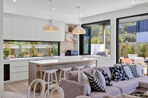Barwon Heads Pool Retreat Brand New with Heated Pool 5 bedroom 3bath Lift Sleeps 10 Aircon Heating Fireplace Garage