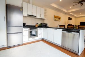 Grand 4-Bed Lagoon Villa - Private Pool & Garden - Laguna