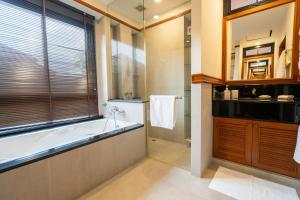 Grand 4-Bed Lagoon Villa - Private Pool & Garden - Laguna